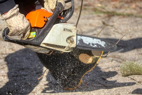 Během úterka řešili záchranáři tři zranění způsobené motorovou pilou