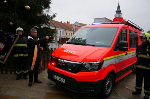 Novému hasičskému autu požehnal děkan