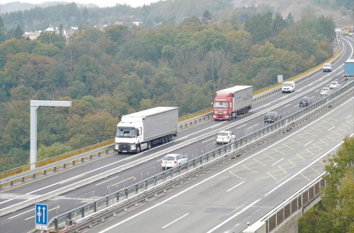Všichni řidiči na dálnici D1 už jezdí po pravé části mostu Vysočina