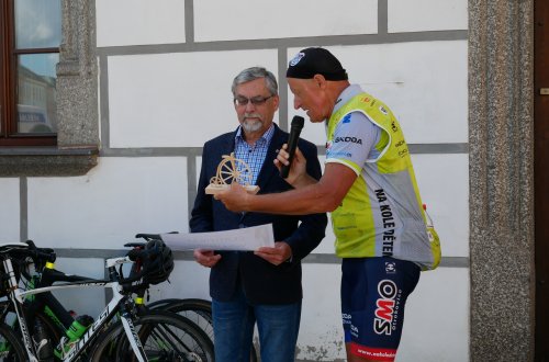 Pátou etapu jezdcům pelotonu zpestřila zastávka v Meziříčí