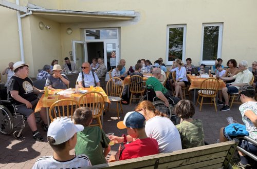 Mezigenerační piknik spojil děti, seniory i veřejnost