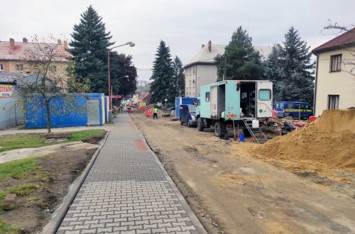Ulice Nad Gymnáziem bude pár hodin úplně neprůjezdná 