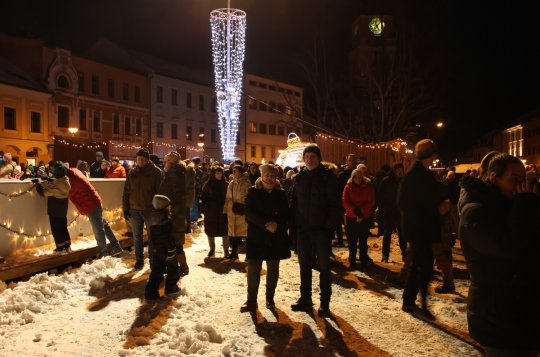 Lidé si na náměstí přáli šťastný nový rok