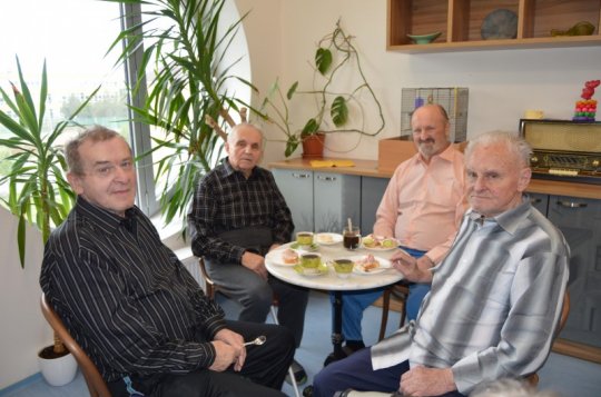 Pánové z domova pro seniory jdou s poslední módou