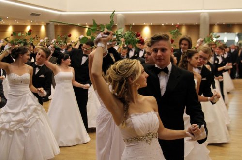 Sálem zní polonéza a tanečníci právě absolvují svou první společenskou zkoušku