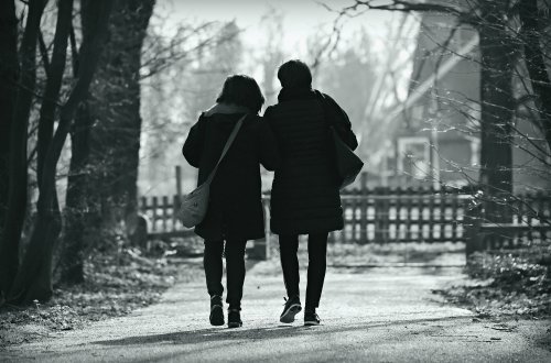 Ministerstvo zdravotnictví nařídilo pobývat na veřejně dostupných místech nejvýše v počtu dvou osob