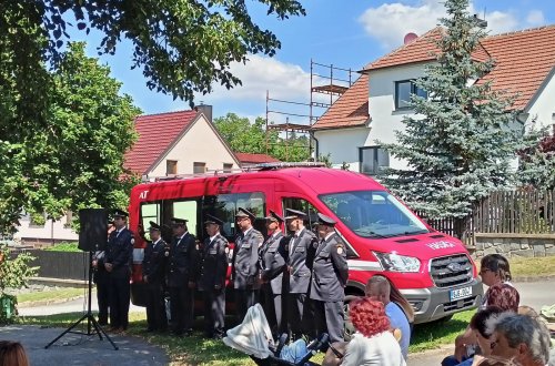 Lhotečtí si nechali vysvětit hasičský vůz