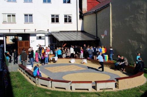 Dům dětí a mládeže má nově upravený dvůr