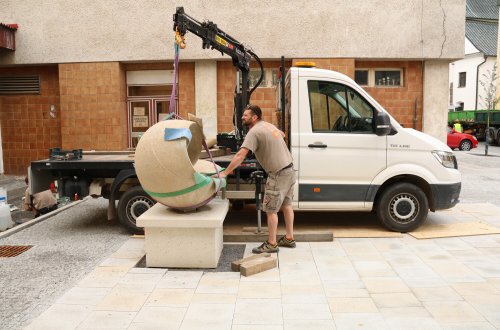 Opravenou sochu před Kotvičkou čeká finální nátěr