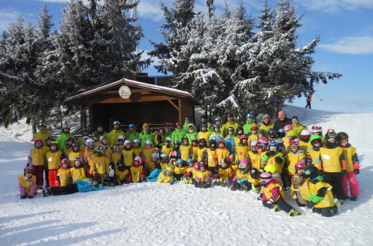 Sedmdesát dětí zvládlo své první lyžařské krůčky na Fajtově kopci