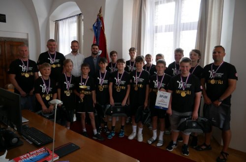 Úspěšní házenkáři navštívili starostu