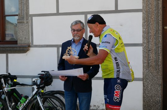 Pátou etapu jezdcům pelotonu zpestřila zastávka v Meziříčí