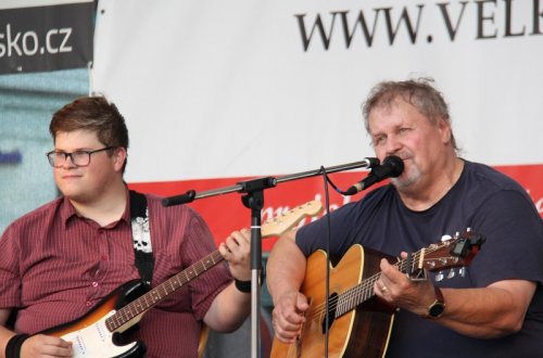 Na náměstí zazpíval Pepa Štross, v sobotu jej vystřídá Impro band