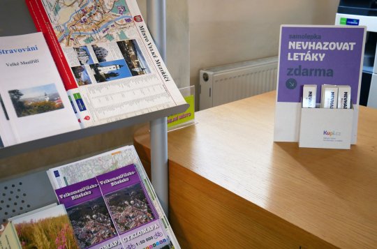 Užitečné samolepky "Nevhazovat letáky" nabízí zdarma informační centrum