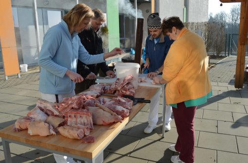 Jitrnice a masopustní veselí v domově pro seniory oživují tradice