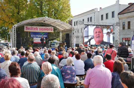 Senioři slavili na velkomeziříčském náměstí