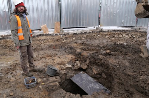 Archeologové našli před kostelem studnu