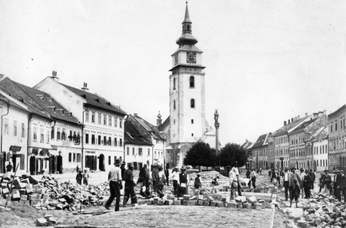 Meziříčský uličník aneb zajímavé domy v našem městě: Náměstí