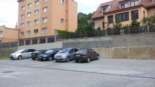 Děti plánují na taras za ZUŠ namalovat krajinu