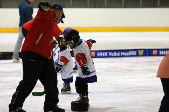 Děti si vyzkoušely, jaké je to být hokejistou