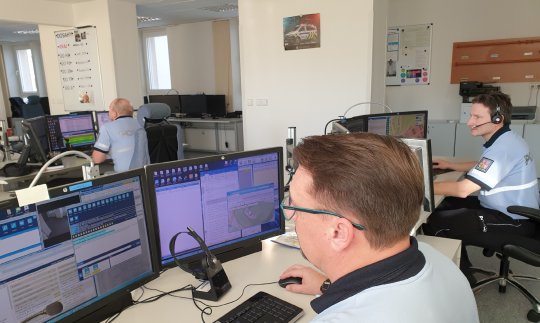 Policisté z jednoho místa řídí nasazení sil a prostředků
