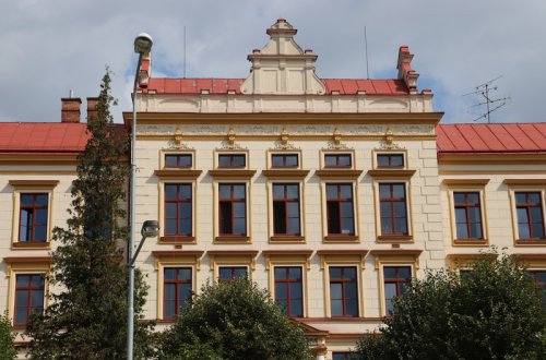 Gymnázium má nové šatny i okna