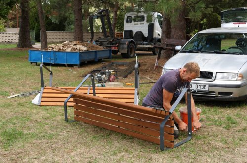 Výměna mobiliáře pokračuje. Nové lavičky míří do ulic