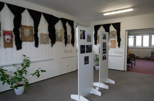 Studenti vystavují své výtvarné práce v knihovně