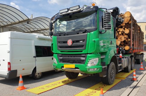 Policisté z Kamion týmu se loni zaměřili na vozidla převážející dřevní hmotu