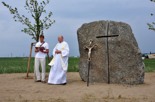 Kamenný kříž byl požehnán při oslavické pouti