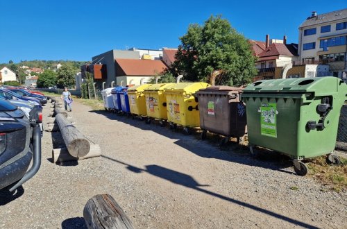 Barevné kontejnery jsou nyní u parkoviště ve Svitu