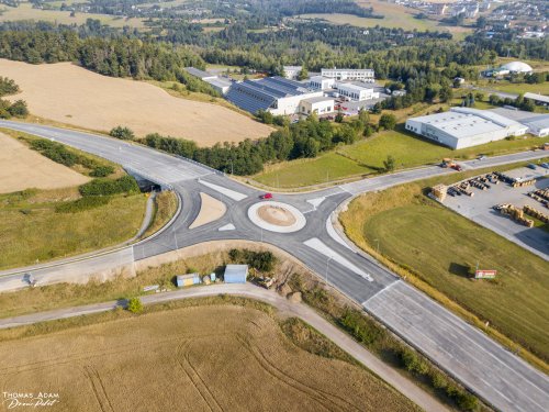 Na okružní křižovatce se střetla dvě vozidla