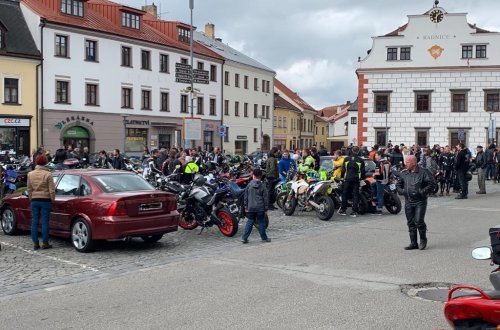 Motorkáři přijeli otevřít silnice na meziříčské náměstí