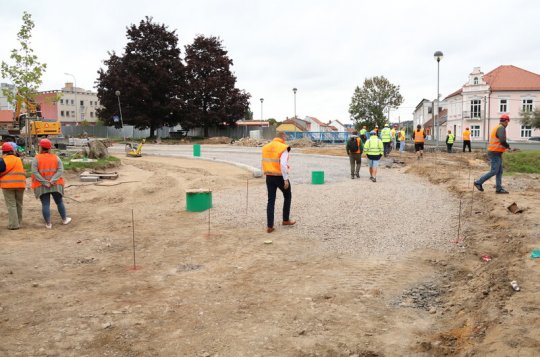 Šebestiánské náměstíčko se chystá na dlažbu. Práce postupují i v okolních ulicích