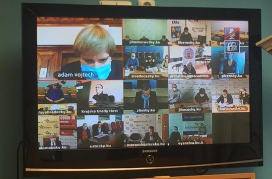 Chytrá karanténa a výroba celoobličejových masek. Hejtmani videokonferenčně jednali se zástupci Ústředního krizového štábu