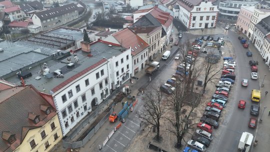 Stavba kanalizace omezí parkování na náměstí