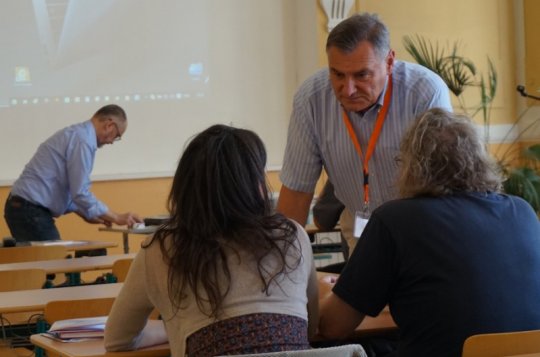 Na gymnáziu běží letní seminář o filosofii fyziky a matematiky