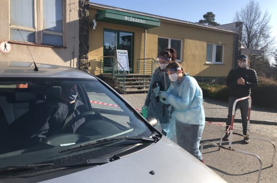 V novoměstské nemocnici pomáhá měřit teplotu termokamera. Zapůjčilo ji žďárské gymnázium