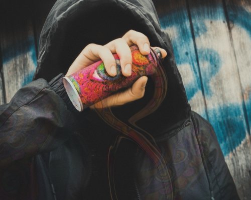 Mladý pár posprejoval chodníky ve třech městech