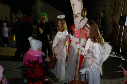 Mikuláš s družinou naděloval v Dóze