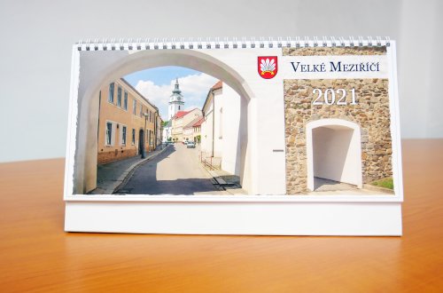 Kalendář města na rok 2021 zakoupíte v hale radnice