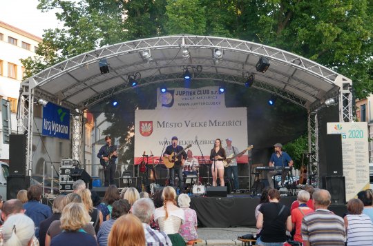 Nadcházející víkend nabídne zejména živou hudbu