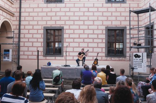 Kytarová kouzla Jakuba Šimona v probouzené „lidušce či ZUŠce“