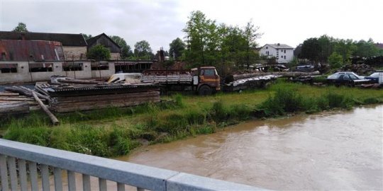 Volně uložené dřevo v záplavovém území představuje hrozbu