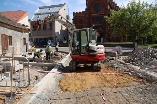 Kostelní ulice finišuje, parčík čeká nová zeleň