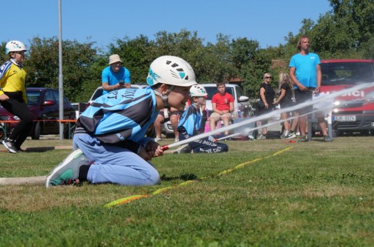 V neděli patřily Lhotky hasičům