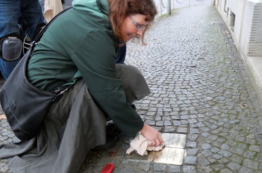 Dobrovolníci čistili kameny zmizelých