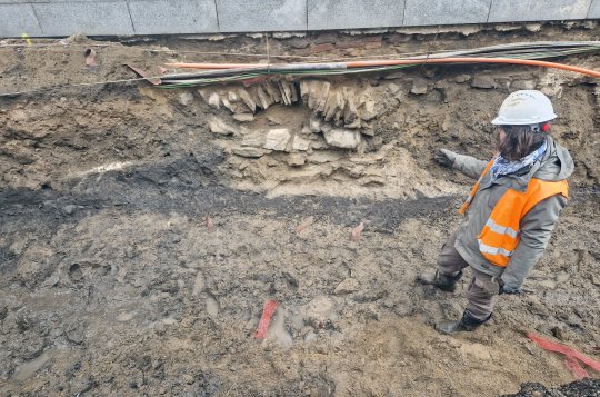 Kamenné ostění a dřevěný vodovod. Archeologové dokončili výzkum pod radnicí