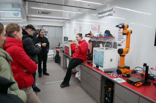 Digitální pojízdná laboratoř stojí na náměstí