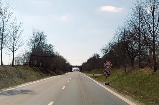 Řidiči zpomalí v místě podjezdu pod železniční tratí u křižanovského nádraží